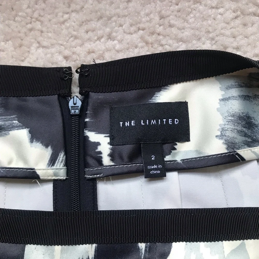 LIKE NEW! The Limited Sz 2 Skirt Grey Black Floral Pleated Flare A-Line …